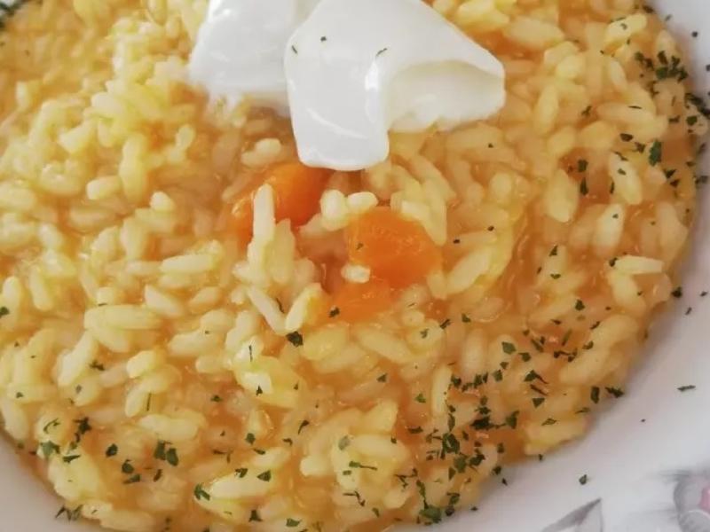 Un apetecible plato principal risotto di zucca gialla